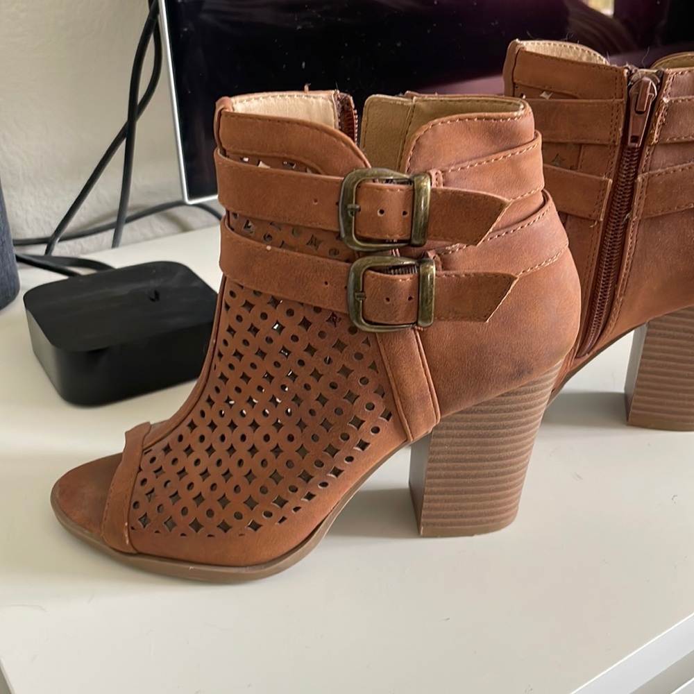 These are Brash shoes, worn maybe 5 times. They are a size 6.